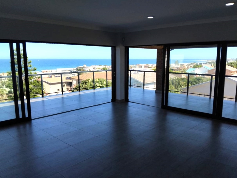 4 Bedroom Property for Sale in Wavecrest Eastern Cape